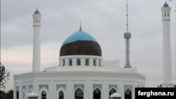 Крупнейшая в Узбекистане мечеть «Минор» лишилась половины своей голубой плитки - майолики. Ташкент, 18 октября 2015 года.