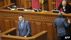 Парламентте сөйлеп тұрған оппозиция жетекшісі Виталий Кличко. Киев, 21 ақпан 2014 жыл.