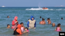 Femei îmbrăcate în burkini la Bizerte, Tunisia, 28 august 2016