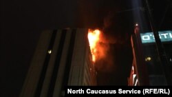 26 марта в Грозном загорелась крыша 12-этажного дома на улице Ахмата-хаджи Кадырова. Более 200 человек были эвакуированы
