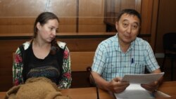 Оксана Шевчук и ее адвокат Галым Нурпеисов в зале судебного заседания. Алматы, 4 июля 2019 года.