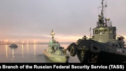 Три корабля ВМС Украины отбуксированы в порт Керчи