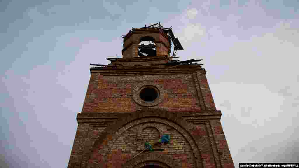 Церковная колокольня в центре села.