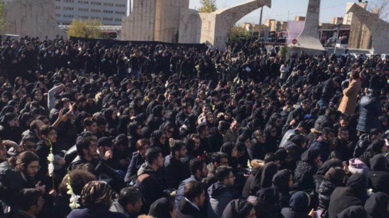 Tähranda studentler ganly awtobus heläkçiligi sebäpli protest bildirdiler