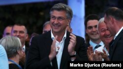 Premierul croat Andrej Plenković​​​​​​​, lider al Uniunii Democrate Croate, partid de centru-dreapta, înconjurat de membri de partid, la aflarea rezultatelor preliminare ale alegerilor parlamentare de duminică