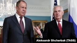 Державний секретар США Рекс Тіллерсон (п) і міністр закордонних справ Росії Сергій Лавров під час зустрічі у Вашингтоні 10 травня 2017 року