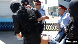 Задержание граждан в центре Алматы 21 мая, когда полиция пресекла проведение акций протестов «по земельному вопросу» в ряде городов. 