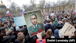 Protestatari din Sankt Petersburg cu un panou pe care Vladimir Putin este înfățișat drept Leonid Brejnev
