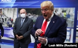 Оппоненты Трампа критиковали президента за то, что он отказывался носить маску, в том числе во время посещения завода Ford 21 мая 2020 года