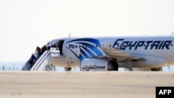 Пасажири залишають захоплений літак авіакомпанії EgyptAir, 29 березня 2016 року