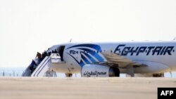 Люди покидают борт EgyptAir в аэропорту Ларнаки