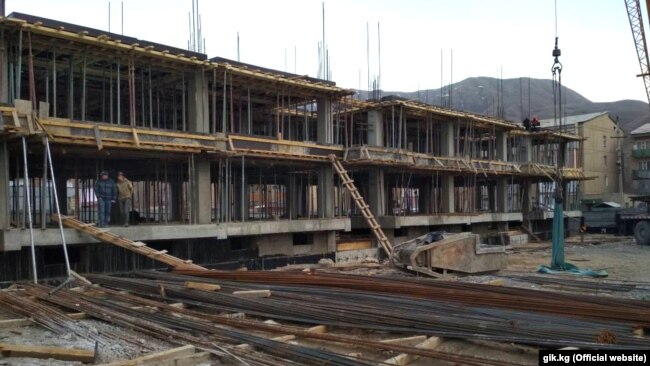 Во время строительства многоэтажного дома в Нарыне по заказу Госипотечной компании. Апрель 2018 года.