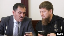 Ingushetia head Yunus-Bek Yevkurov (left) and Chechen leader Ramzan Kadyrov meet in 2016.