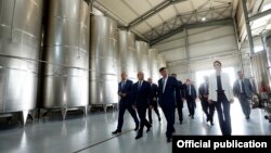 Премьер-министр Армении Овик Абрамян на винном заводе «Армас» (архив)