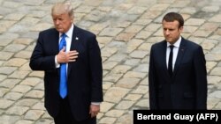 Дональд Трамп (л) і Емманюель Макрон у Парижі, 13 липня 2017 року 