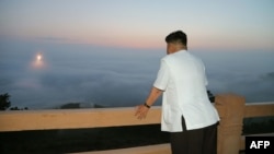 «کیم جونگ اون»، رهبر کره شمالی در حال تماشای یک رزمایش موشکی