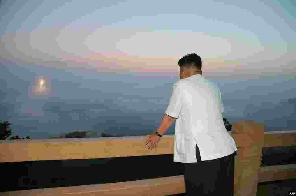 Къилбаседа Кореян лидер Ким Чен Ун зуьйш ву шен эскаршкара зарратан ракета, (AFP)