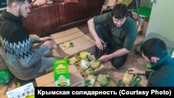 Активісти упаковують продукти харчування, зібрані для заарештованих 27 березня кримських татар