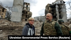 Денис Шмыгаль в разрушенной Бородянке под Киевом
