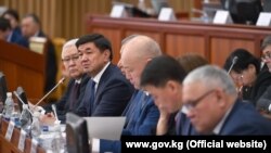 Правительство во главе с Мухаммедкалыем Абылгазиевым на заседании коалиции большинства в парламенте. 12 апреля 2019 года.