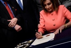 Udhëheqësja e Dhomës së Përfaqësuesve, Nancy Pelosi duke nënshkruar artikujt për shkarkim të Trumpit.