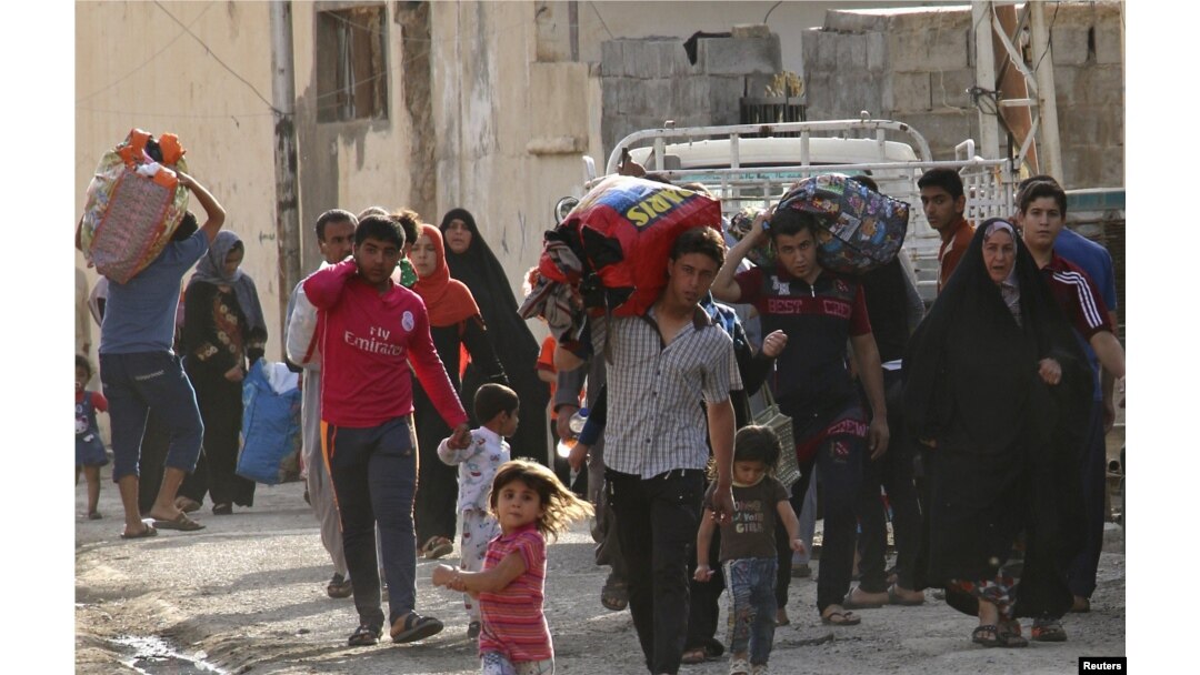 Thousands of Ramadi residents have been fleeing the violence in the war-torn city.