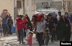 Thousands of Ramadi residents have been fleeing the violence in the war-torn city.