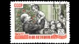 URSS, circa 1960: O marcă poștală cu Lenin, copii și pomul de Crăciun