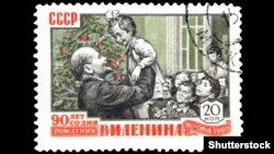 Поштова радянська марка приблизно 1960 року із зображенням Володимира Леніна з дітьми біля новорічної ялинки, приурочена 90-річчю від дня народження керівника російських більшовиків