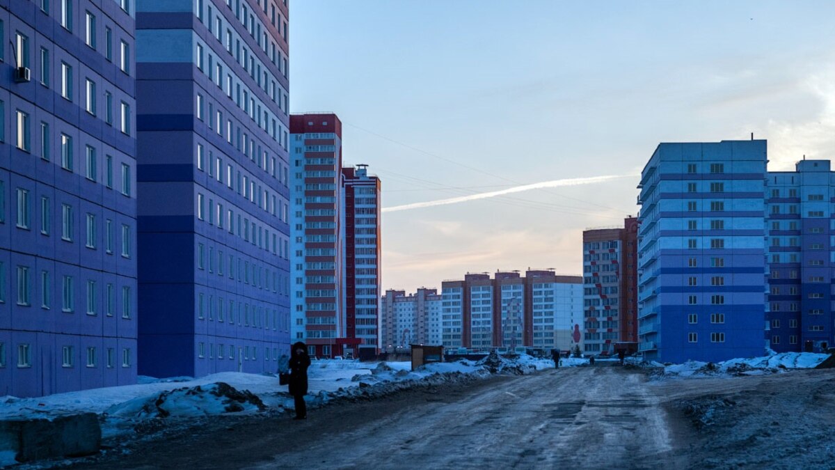 В Новосибирске неизвестные украли баннеры с требованием сдать дома в новом  микрорайоне