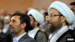 صادق لاریجانی (راست) همراه با محمود احمدی نژاد در یک سمینار سالانه قوه قضاییه.