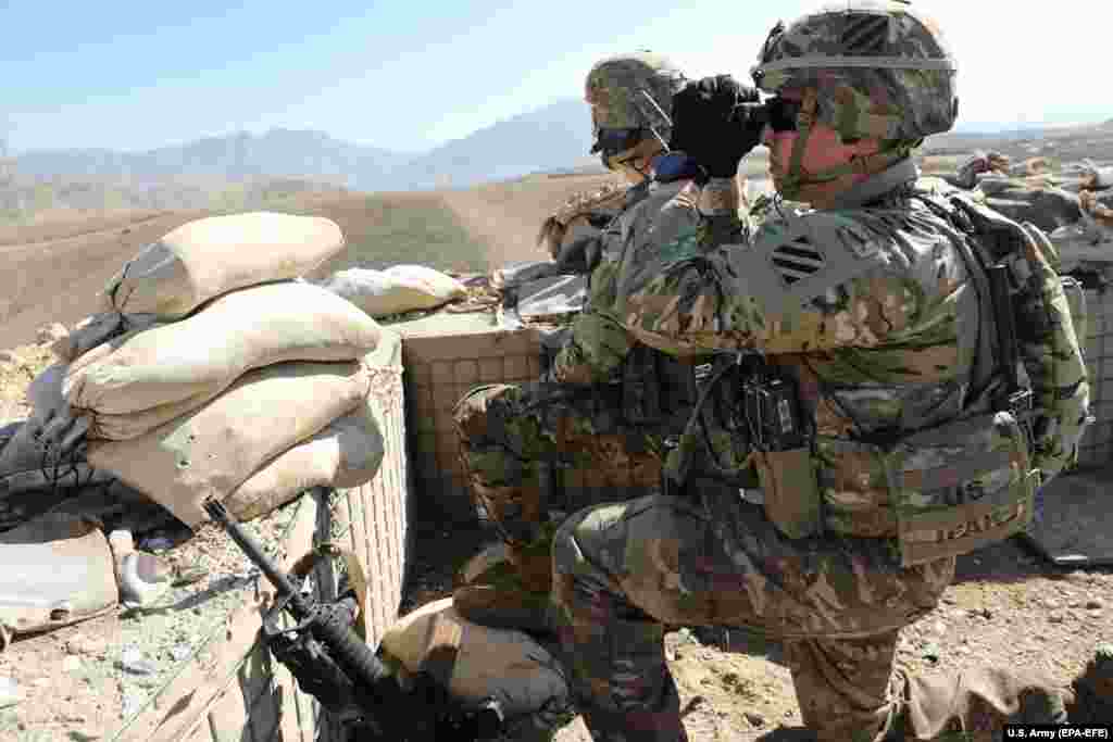 САД / АВГАНИСТАН - Американската војска соопшти дека го почнала повлекувањето од Авганистан предвидено со мировната спогодба потпишана со талибанците. САД треба да го намалат бројот на војници на 8.600 во рок од 135 денови.