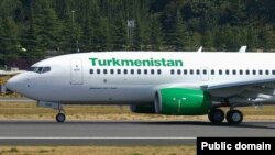 Самолет национальной авиакомпании Туркменистана 
