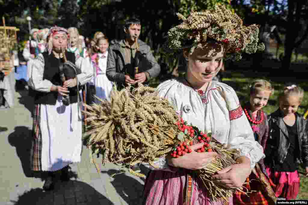 В древности в день, когда урожай был уже убран и завершены основные сельскохозяйственные работы, проводился обряд. Каждая семья приносила по горстке зерна, обмолоченной с первого снопа. Зерно ссыпали в лукошко, в который вставляли зажженную свечу. Называли это лукошко &laquo;богачом&raquo;.