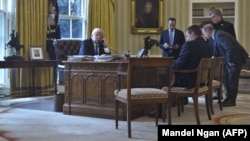 Дональд Трамп ведет телефонный разговор с Владимиром Путиным