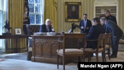 Trump u Ovalnom uredu razgovara telefonom sa Putinom, Bijela kuća