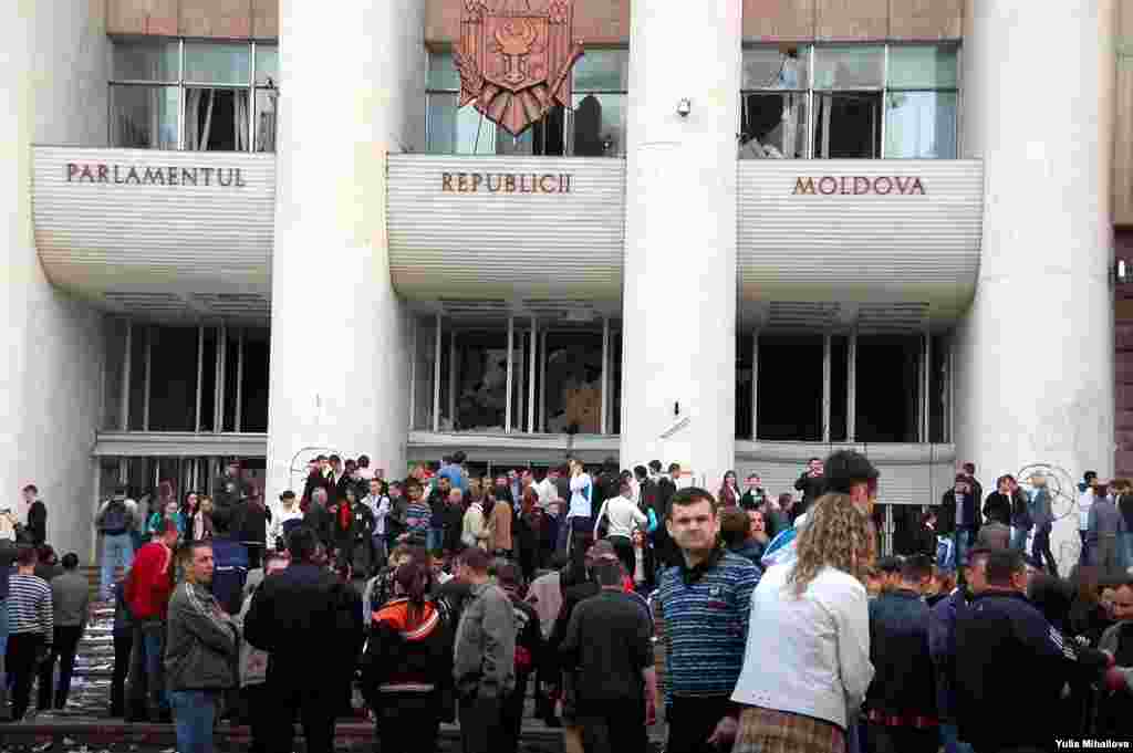 Moldova - Protests cum riots in Chisinau on April 7