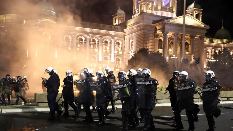Protestçiler COVID-19 çäklendirmeleriniň gaýtadan girizilmegi sebäpli Serbiýanyň mejlisine hüjüm etdi