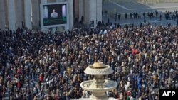 Люди, собравшиеся на площади Святого Петра в Риме. Ватикан, 17 февраля 2013 года. 