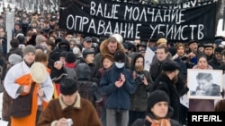 Участники антифашистского марша, организованного в память об убийстве журналистки Анастасии Бабуровой и адвоката Станислава Маркелова. Москва, 15 февраля 2009 года.