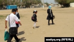 Дети села Шубарши идут в школу. Актюбинская область, 14 мая 2012 года. 