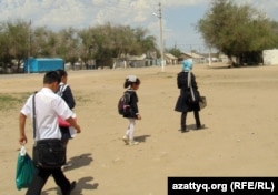 Дети идут в школу. Село Шубарши Актюбинской области, 14 мая 2012 года.