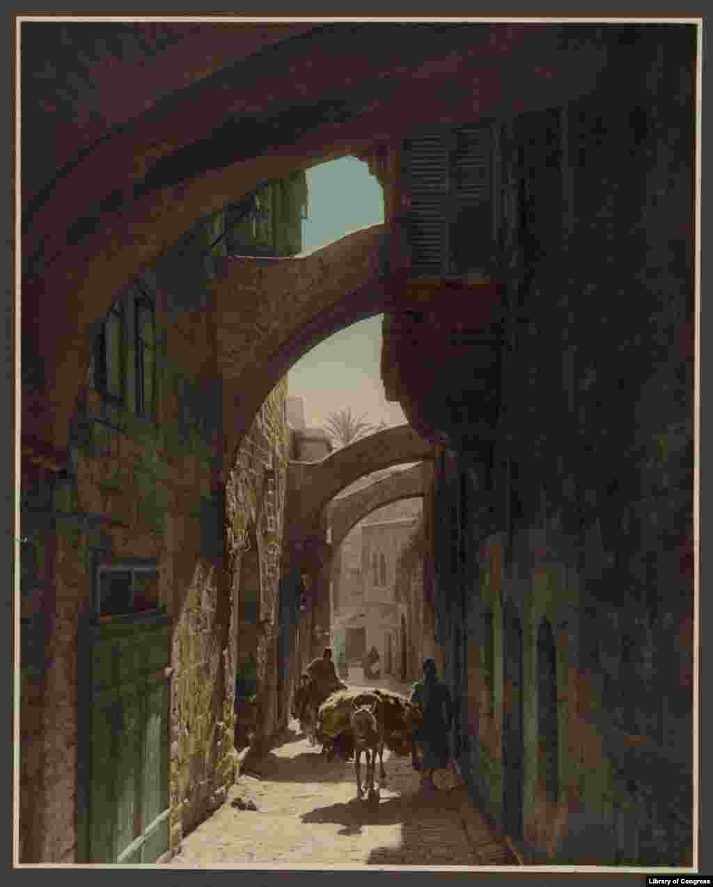 Вулиця Віа Долороза у Єрусалимі, яка вважається шляхом, по якому Ісус Христос ніс хрест на Голгофу