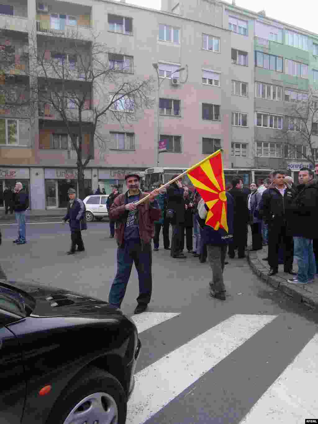Граѓанин со знамето на Република Македонија