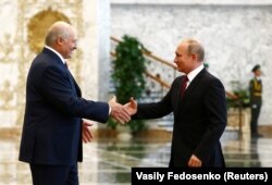 Отношения глав Белоруссии и России порой не столь лучезарны, как их улыбки