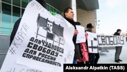 Activiști ruși demonstrînd în sprijinul Evgheniei Ciudnoveț