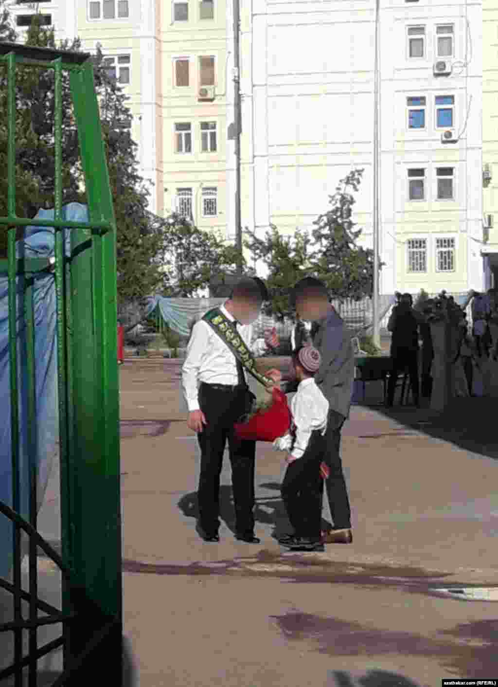 Последний звонок в школе, Ашхабад, 25 мая, 2020. 