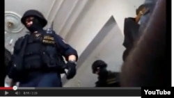 Праганинг "Чёрный мост" мавзеидаги масжидда жума намозини бўлиб кирган полиция махсус кучлари рейди акс этган видеодан олинган сурат.