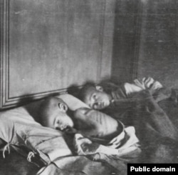 Ресейде 1920-1921 жылдары болған аштықтан жапа шеккен жас балалар.