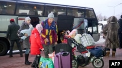 Этнические поляки – беженцы из Донбасса – в аэропорту Харькова перед отъездом в Польшу
